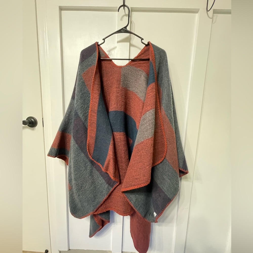 🔴 BB Dakota Reversible Sweater Poncho OS
